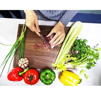 Premium wood cutting board with juice (1)